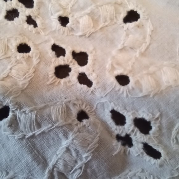 Two Vintage Embroidered Table Runners. One 4' 10" x 12" & One 3' 5" x 12" - Picture 10 of 13